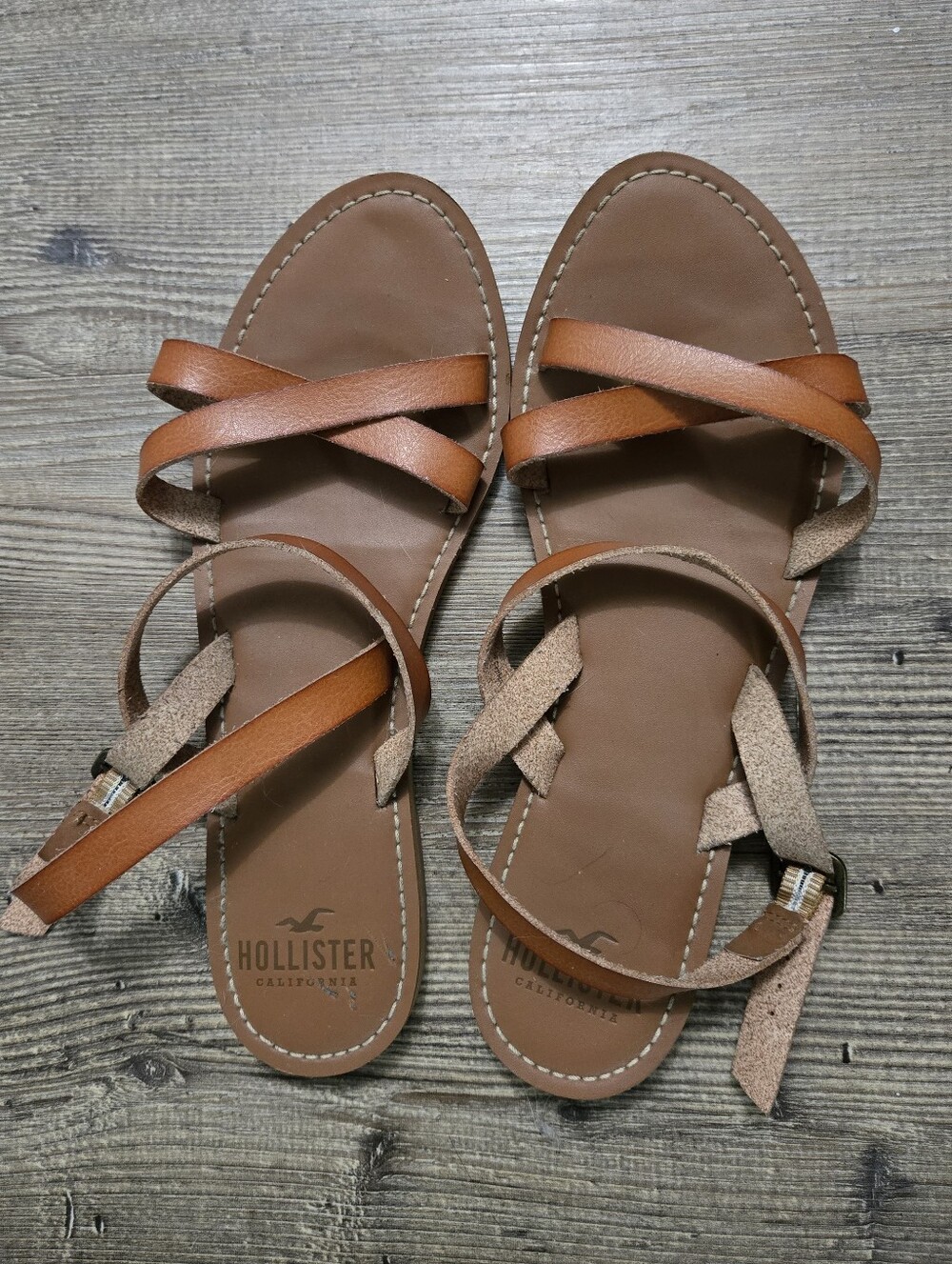 Hollister Women's Tan and Brown Cross-Strap Sandals